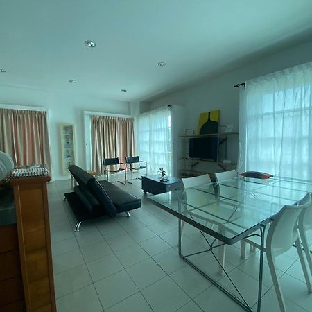 Wesberly Apartments Кучинг Екстериор снимка