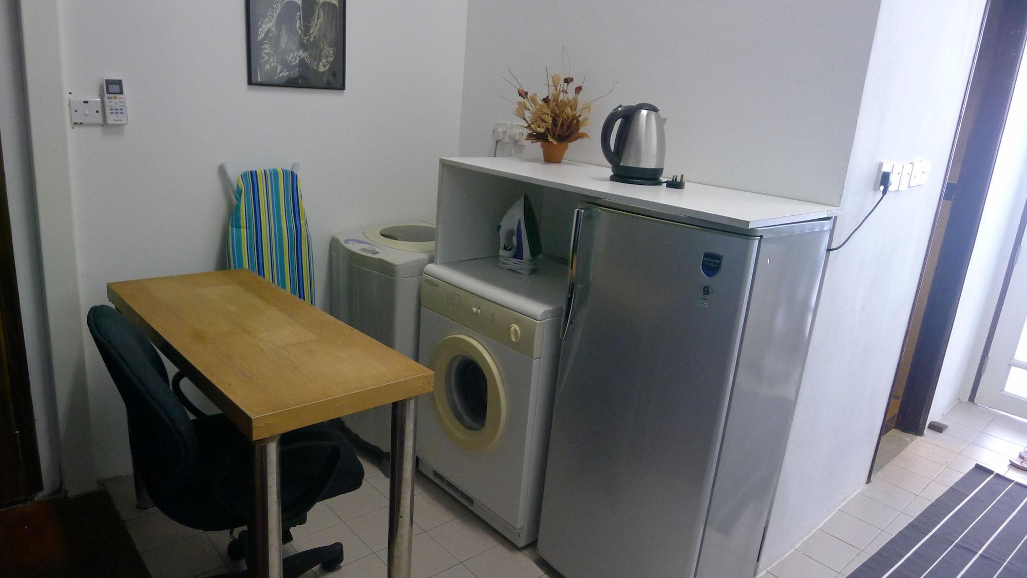 Wesberly Apartments Кучинг Екстериор снимка