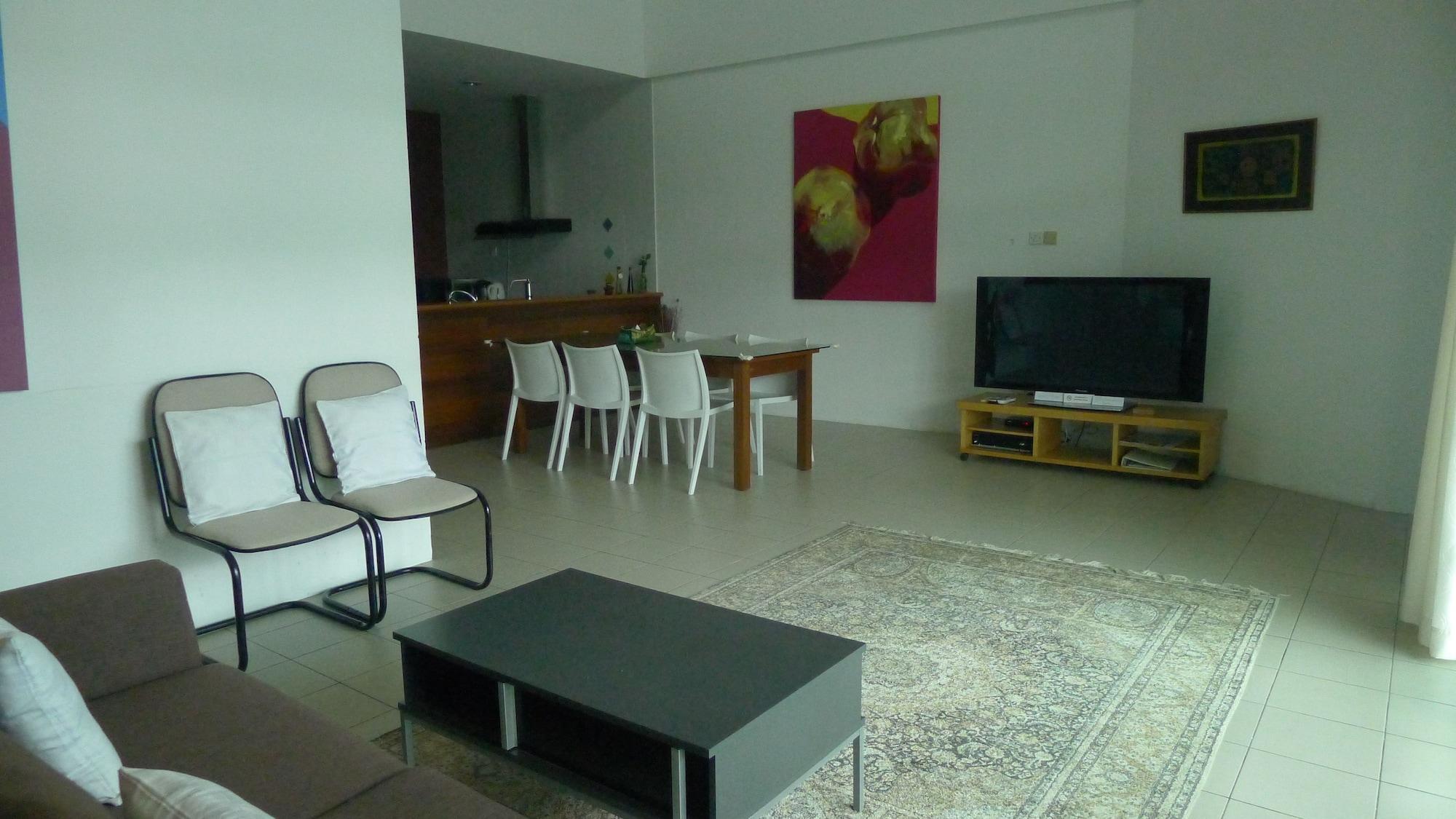Wesberly Apartments Кучинг Екстериор снимка