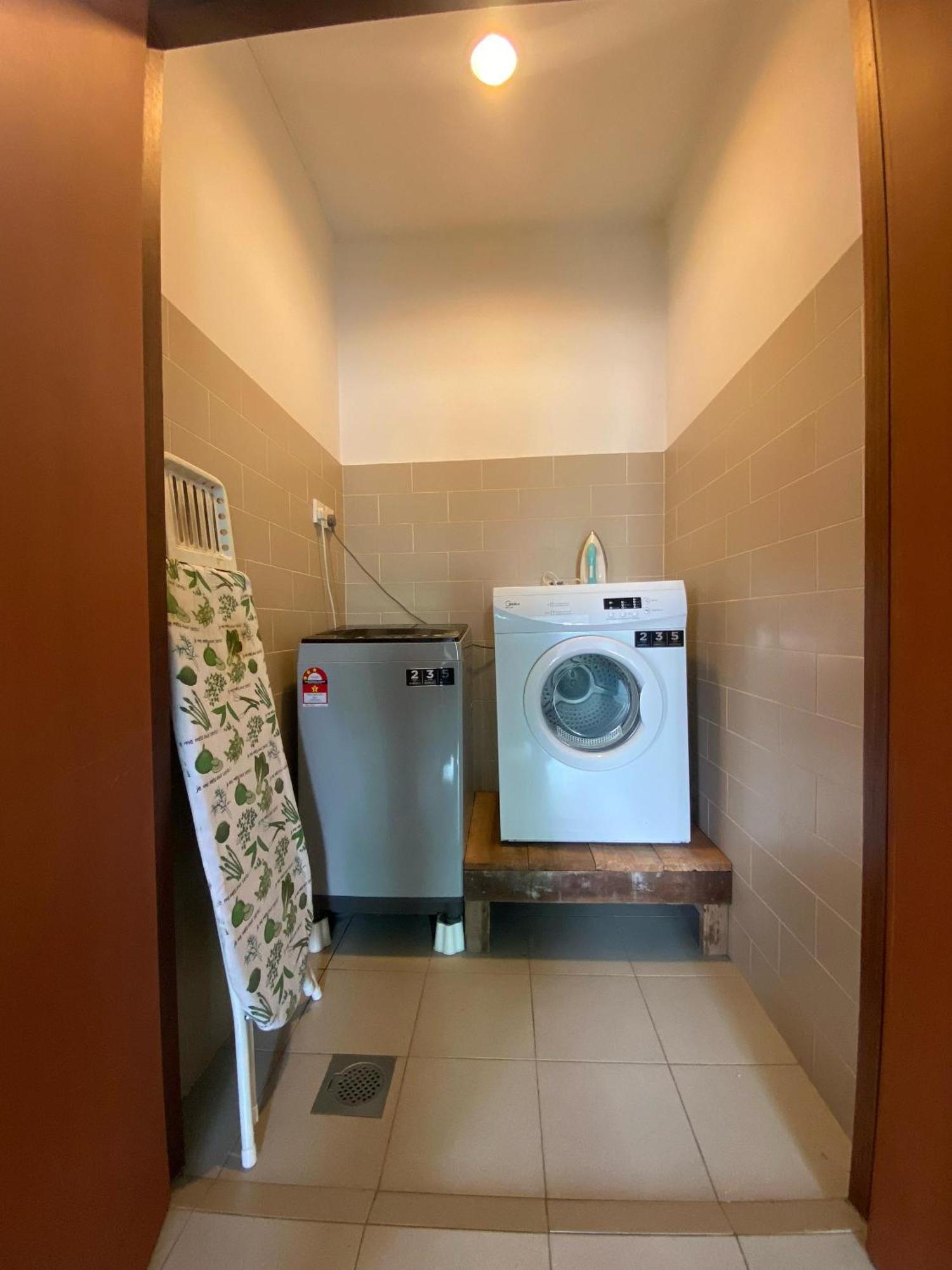 Wesberly Apartments Кучинг Екстериор снимка